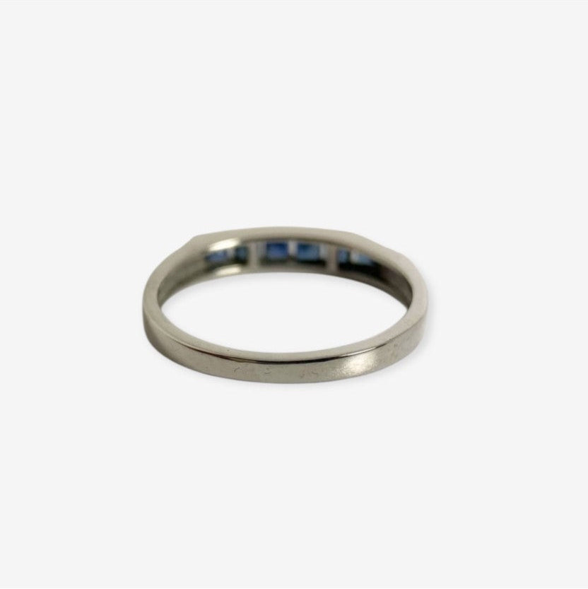 14 karat ring i hvidguld med safirer | Str. 55