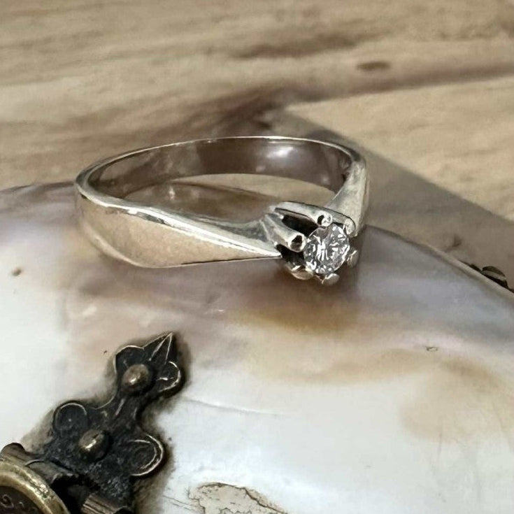 14 karat ring i hvidguld med brillant 0,10ct | Str. 52