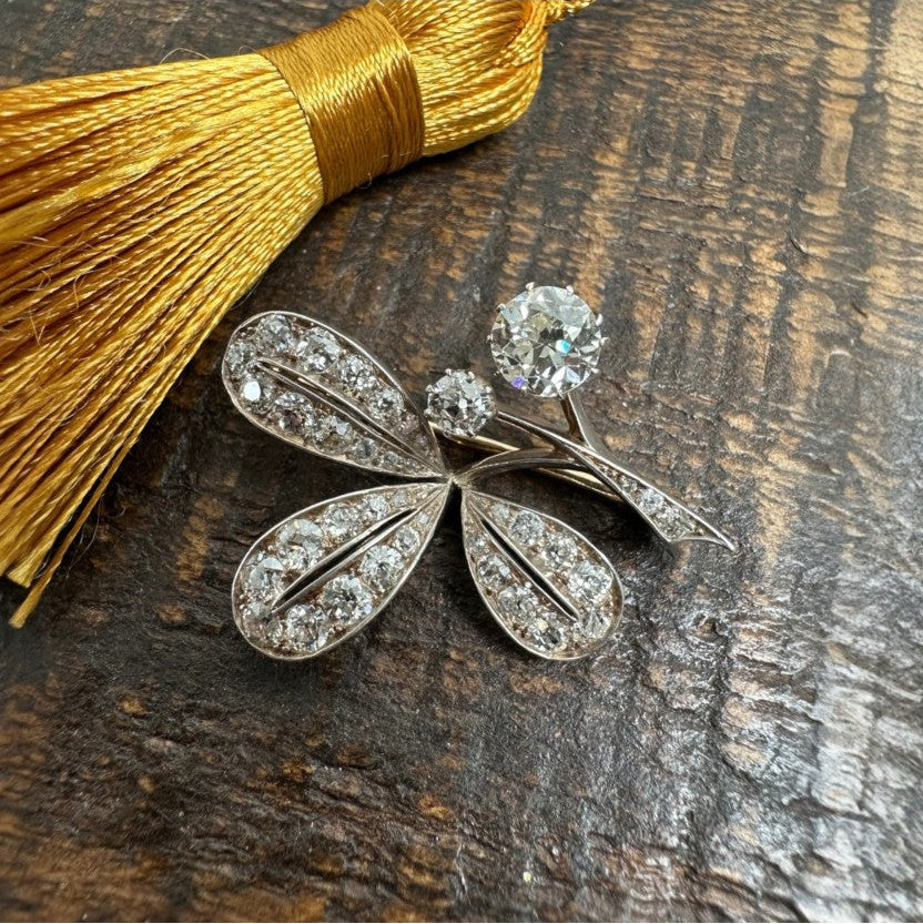 Broche med diamanter i 18 karat guld og hvidguld
