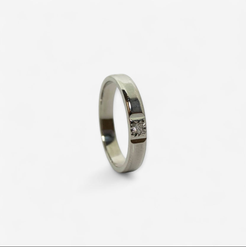 14 karat alliancering i hvidguld med 0.02ct brillant | Str. 53