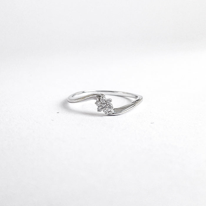 18 karat ring i hvidguld med roset af 7 brillanter | Str. 53