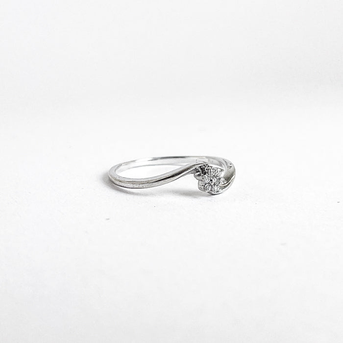 18 karat ring i hvidguld med roset af 7 brillanter | Str. 53