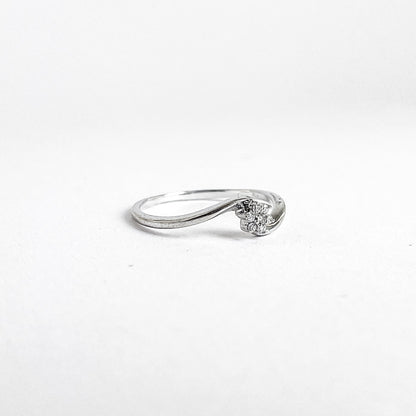 18 karat ring i hvidguld med roset af 7 brillanter | Str. 53