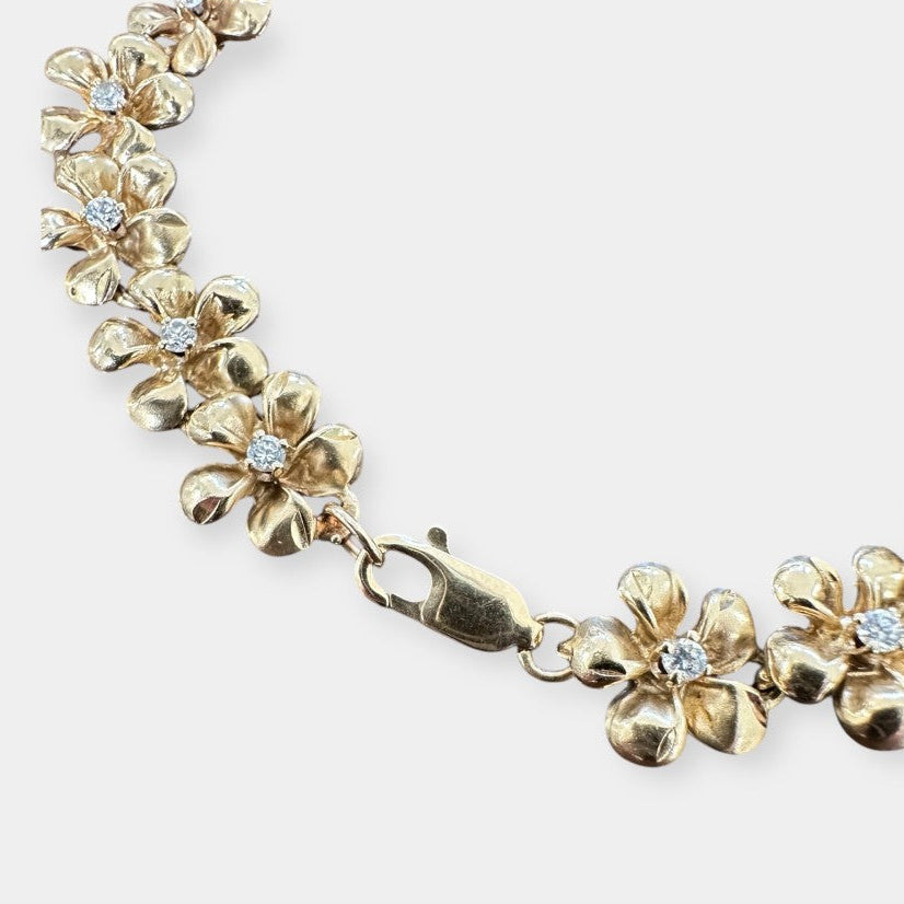 Armbånd med blomster i 14 karat guld og zirkoner