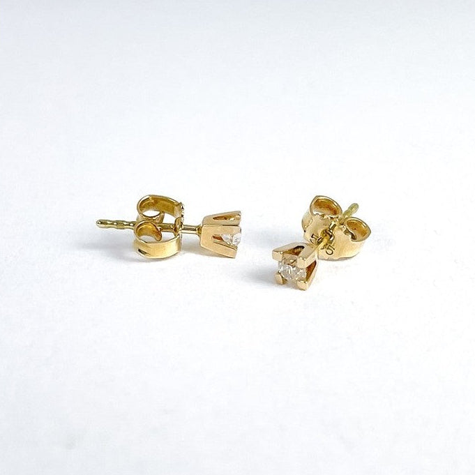 Ørestikkere i 14 karat guld med 2 x 0,10ct brillanter
