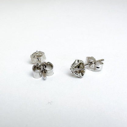 Ørestikkere i 14 karat hvidguld med 2 x 0,02 ct diamanter