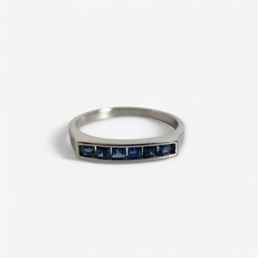 14 karat ring i hvidguld med safirer | Str. 55