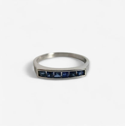 14 karat ring i hvidguld med safirer | Str. 55