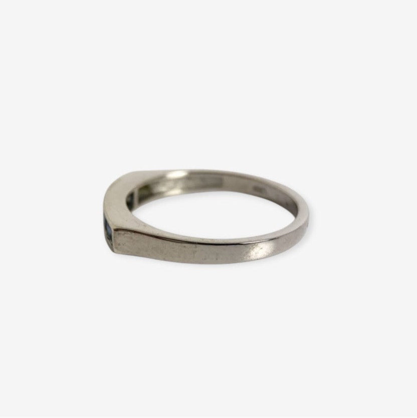 14 karat ring i hvidguld med safirer | Str. 55