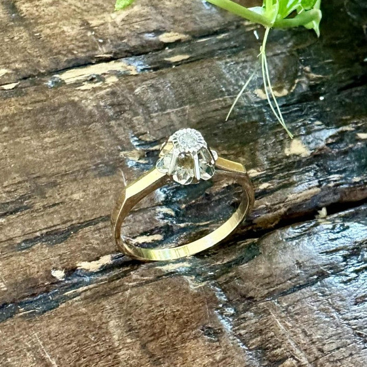 14 karat guldring med hvidguldsroset og 0,03 ct. brillant | Str. 53,5