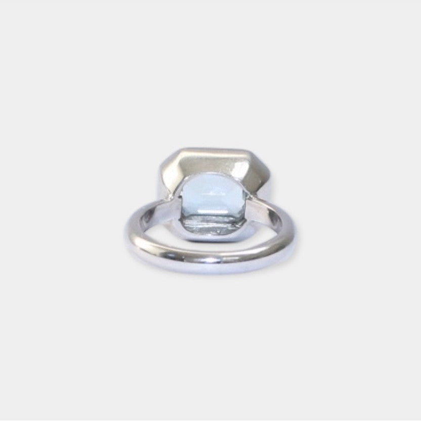 18 karat ring i hvidguld med akvamarin og 26 brillanter | Str. 52