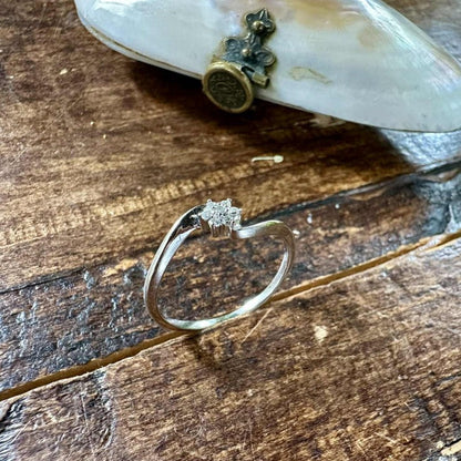 18 karat ring i hvidguld med roset af 7 brillanter | Str. 53