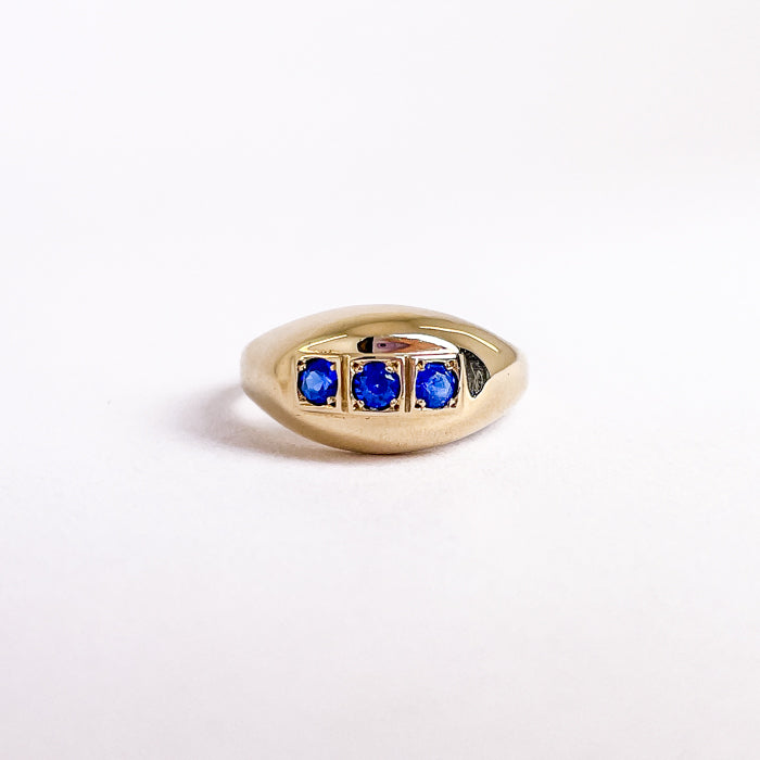 14 karat vintage ring med 3 blå sten | Str. 49,5