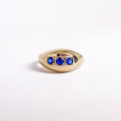 14 karat vintage ring med 3 blå sten | Str. 49,5