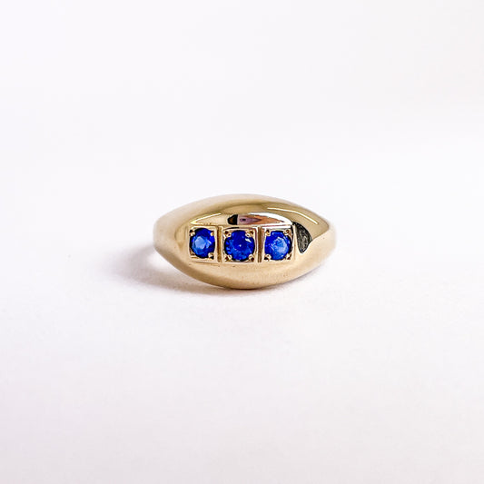 14 karat vintage ring med 3 blå sten | Str. 49,5