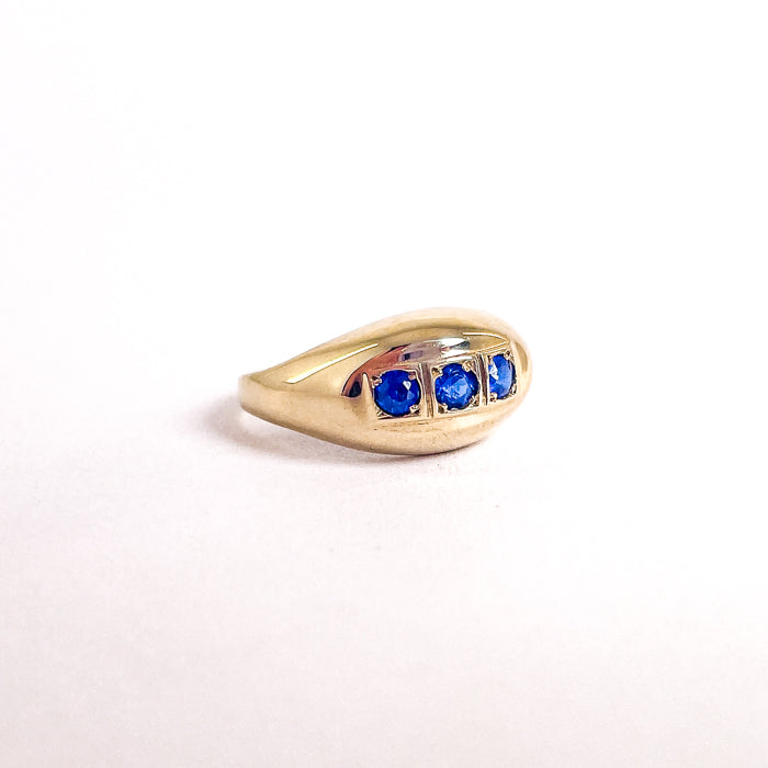 14 karat vintage ring med 3 blå sten | Str. 49,5