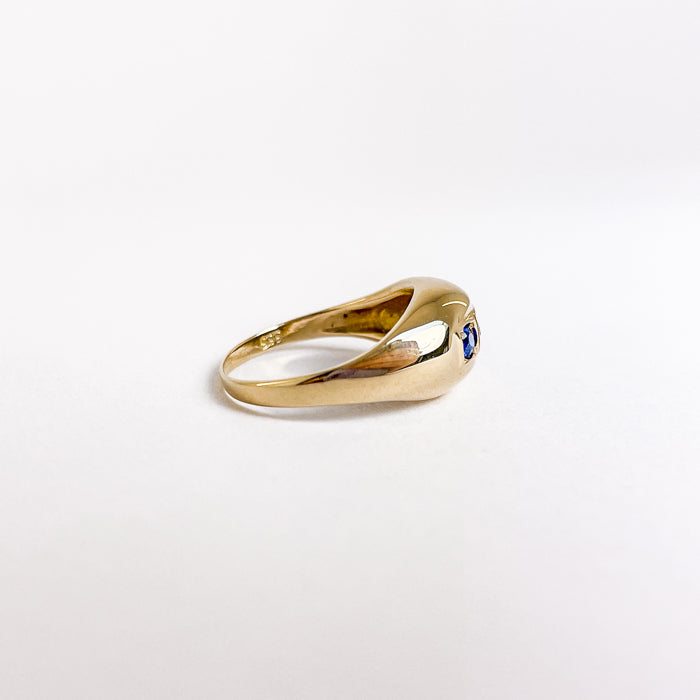 14 karat vintage ring med 3 blå sten | Str. 49,5