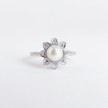 14 karat ring i hvidguld med kulturperle og 4 diamanter | Str. 51,5
