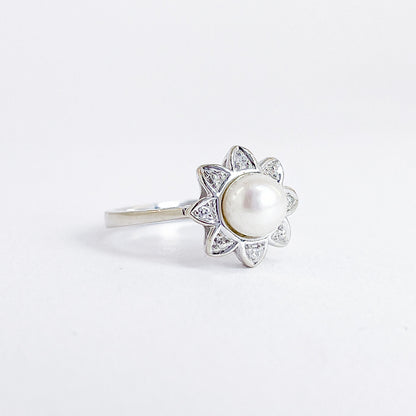 14 karat ring i hvidguld med kulturperle og 4 diamanter | Str. 51,5