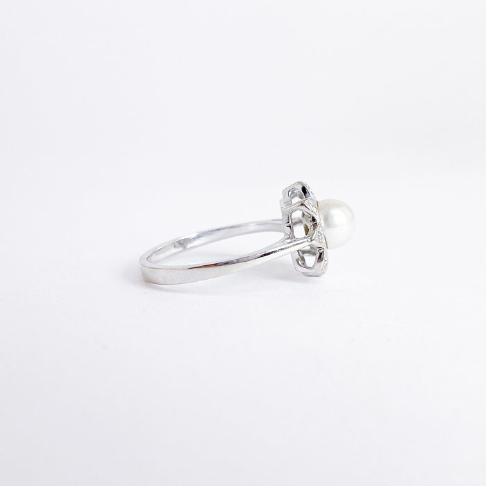 14 karat ring i hvidguld med kulturperle og 4 diamanter | Str. 51,5