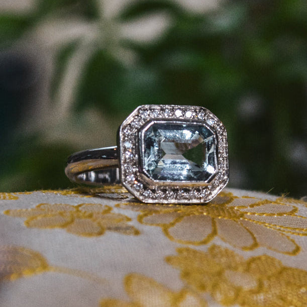 18 karat ring i hvidguld med akvamarin og 26 brillanter | Str. 52