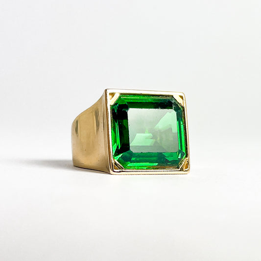 14 karat massiv ring med grøn sten