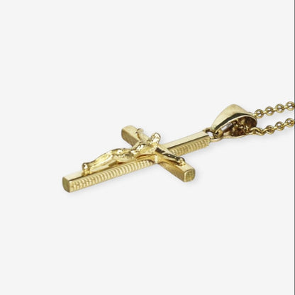 Vedhæng med kors i 8 karat guld ~34,9 mm i højden