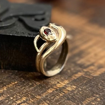 9 karat ring med granat | str. 66