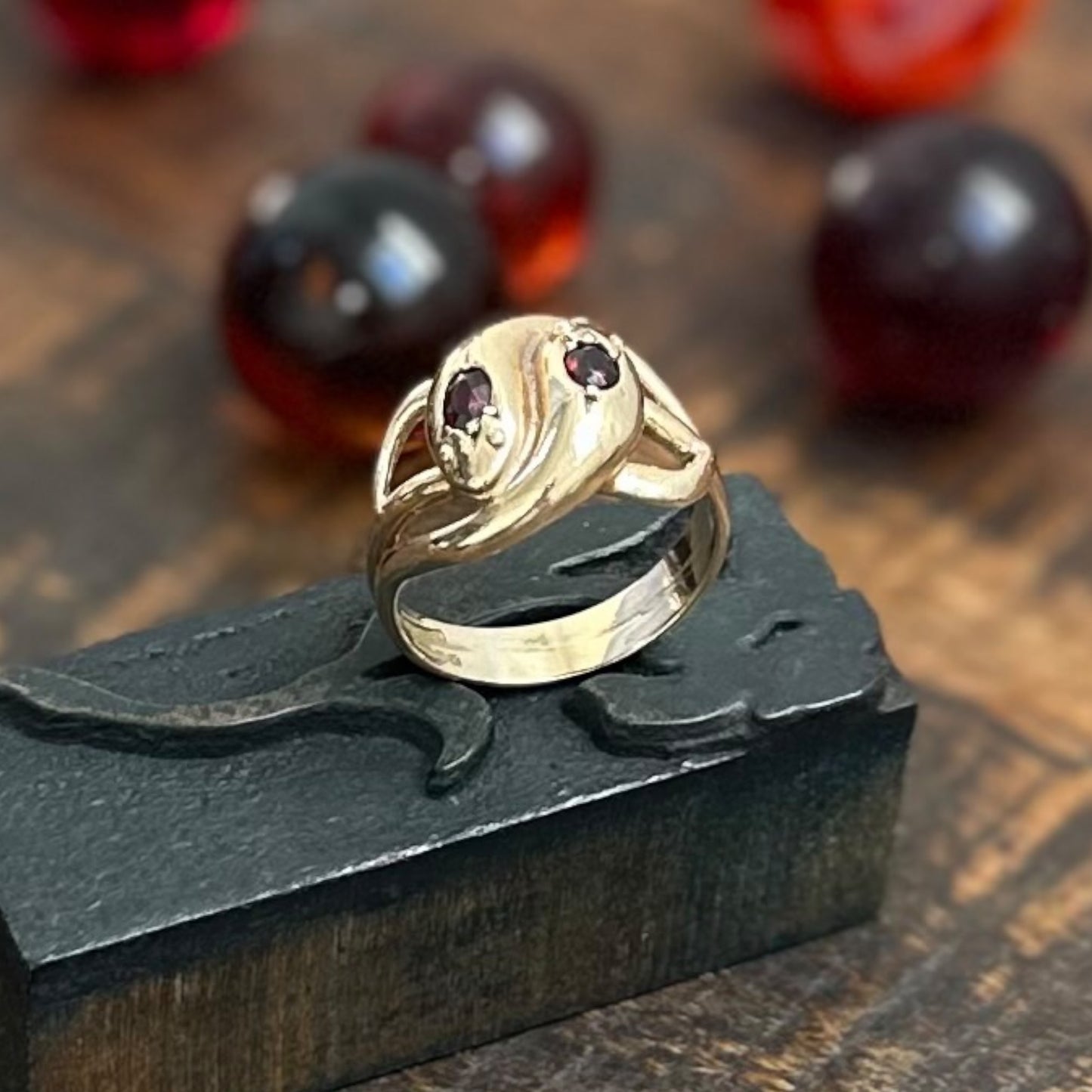 9 karat ring med granat | str. 66