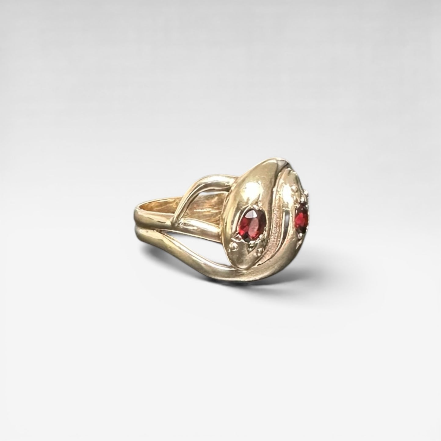9 karat ring med granat | str. 66