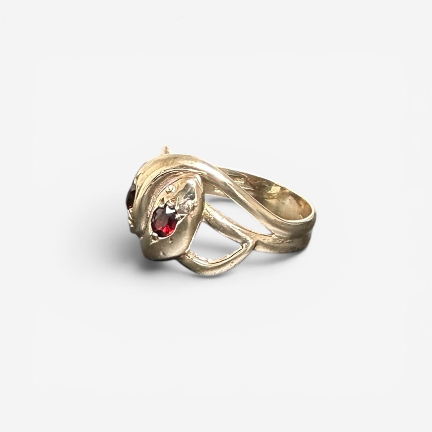 9 karat ring med granat | str. 66